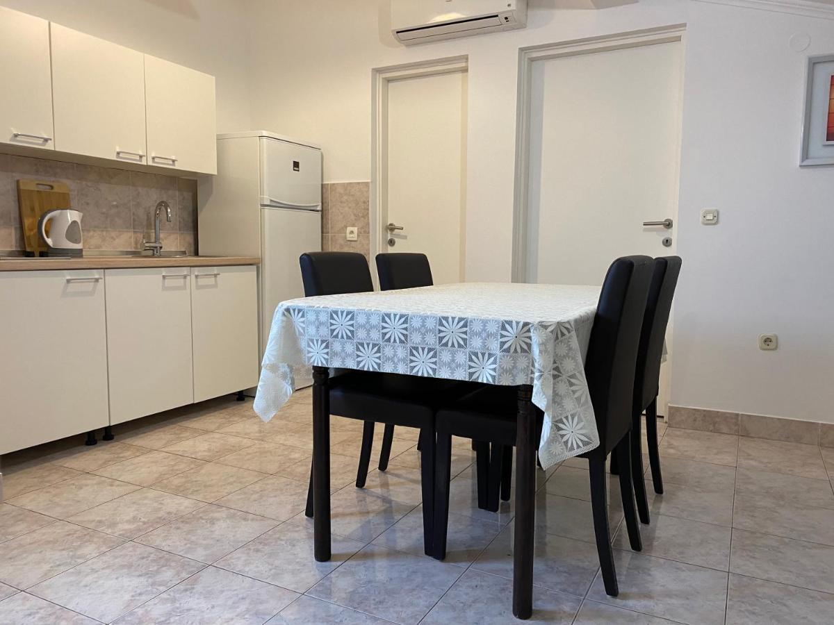 Emanuela 2 Appartement Novalja Buitenkant foto