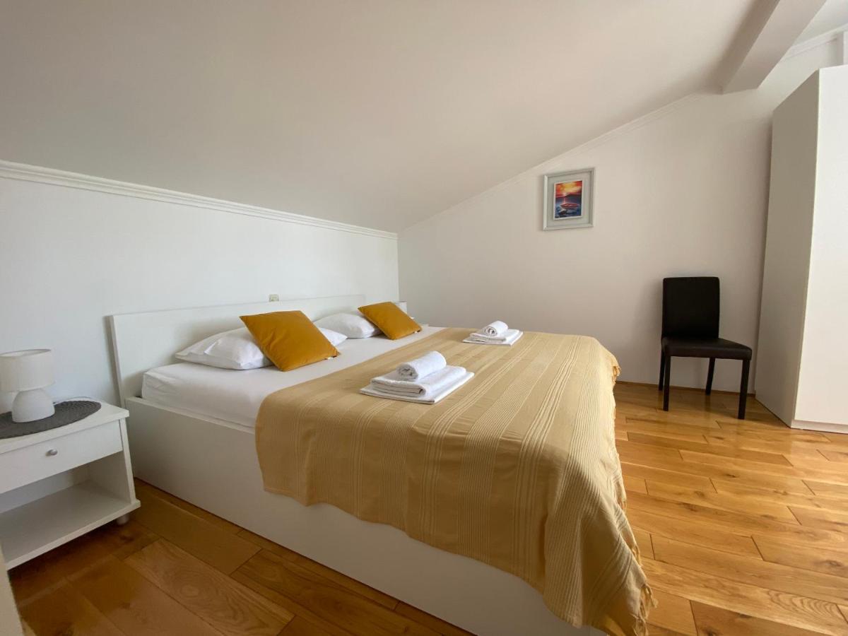 Emanuela 2 Appartement Novalja Buitenkant foto