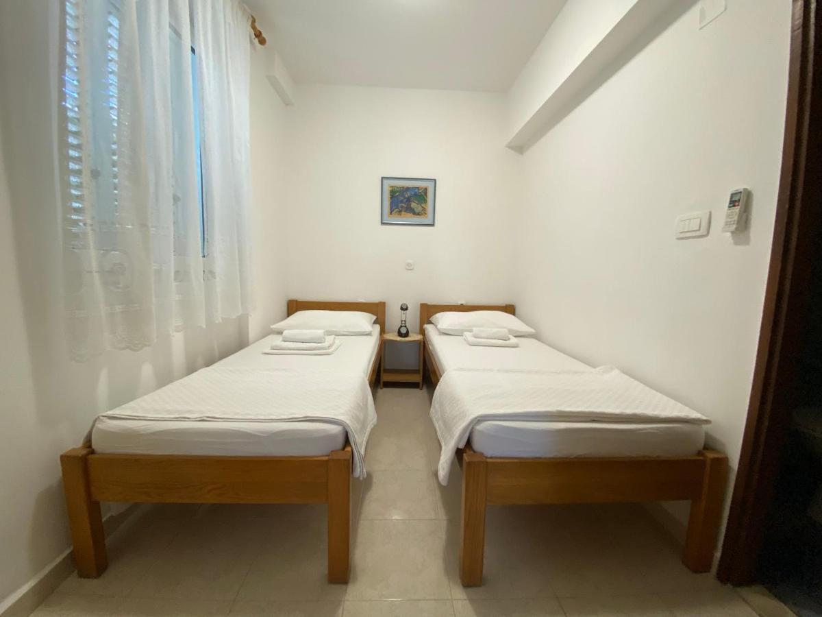 Emanuela 2 Appartement Novalja Buitenkant foto