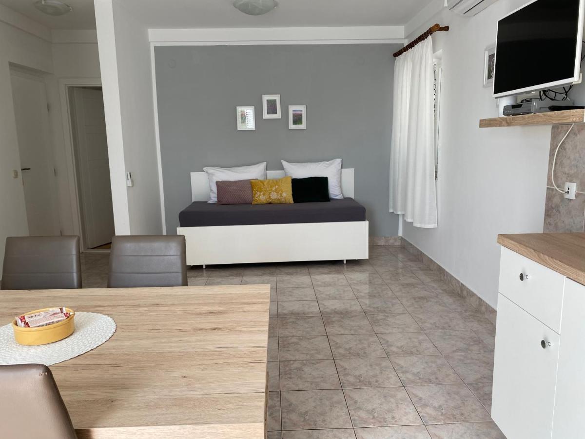 Emanuela 2 Appartement Novalja Buitenkant foto