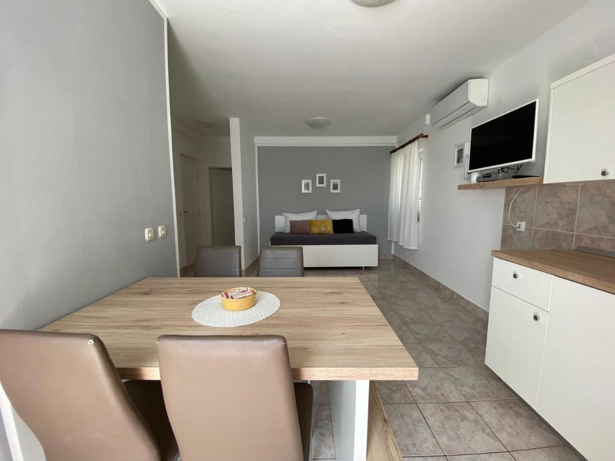 Emanuela 2 Appartement Novalja Buitenkant foto