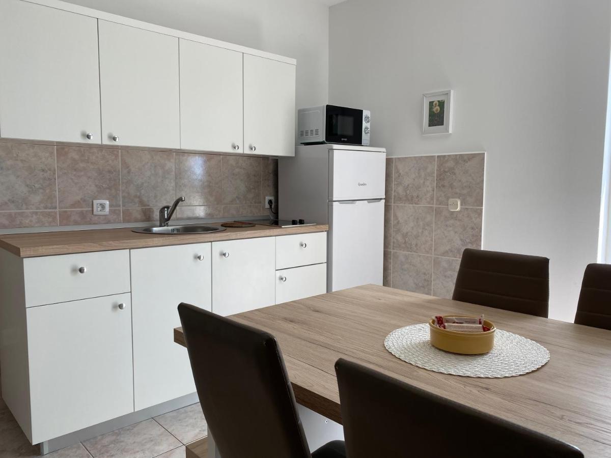 Emanuela 2 Appartement Novalja Buitenkant foto