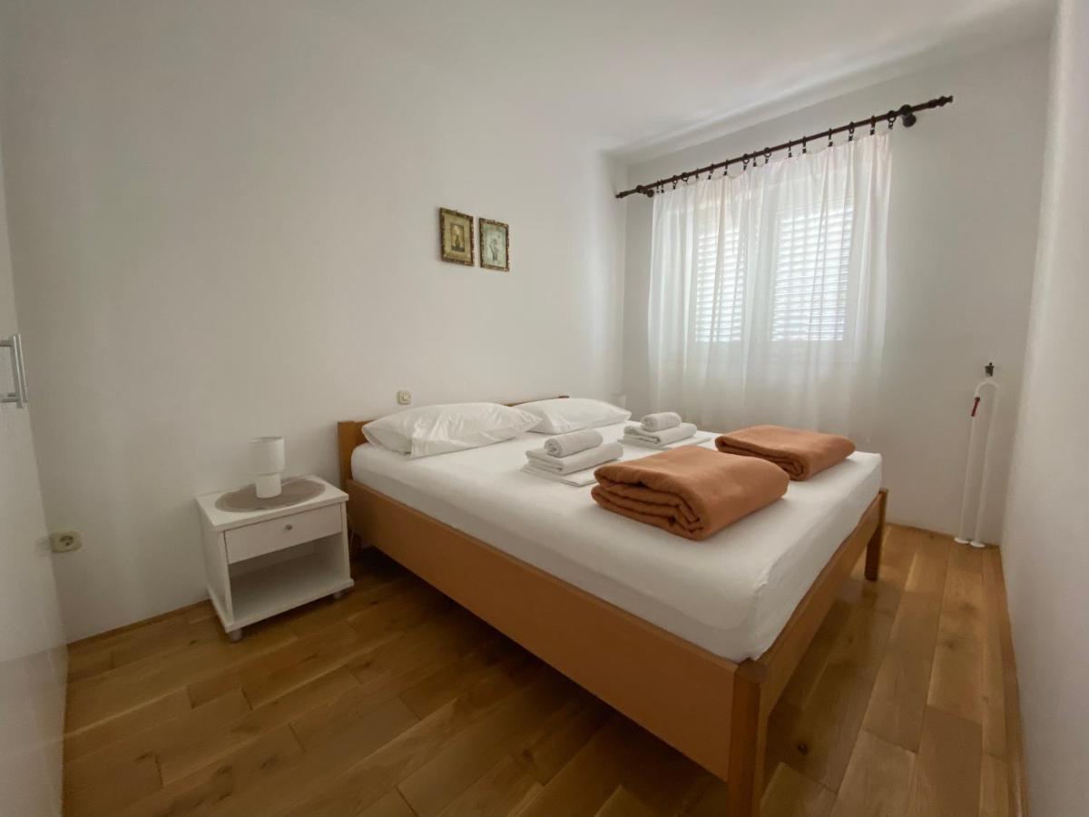 Emanuela 2 Appartement Novalja Buitenkant foto