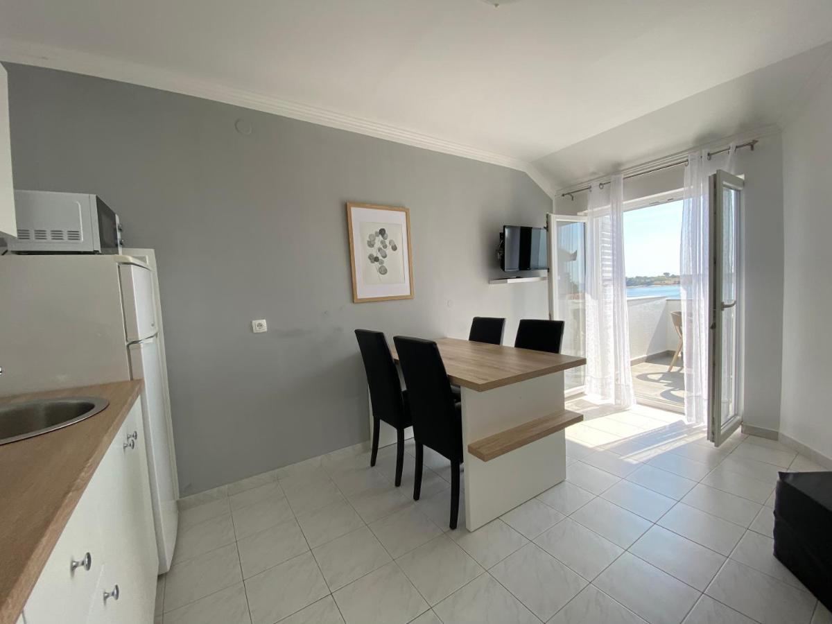 Emanuela 2 Appartement Novalja Buitenkant foto